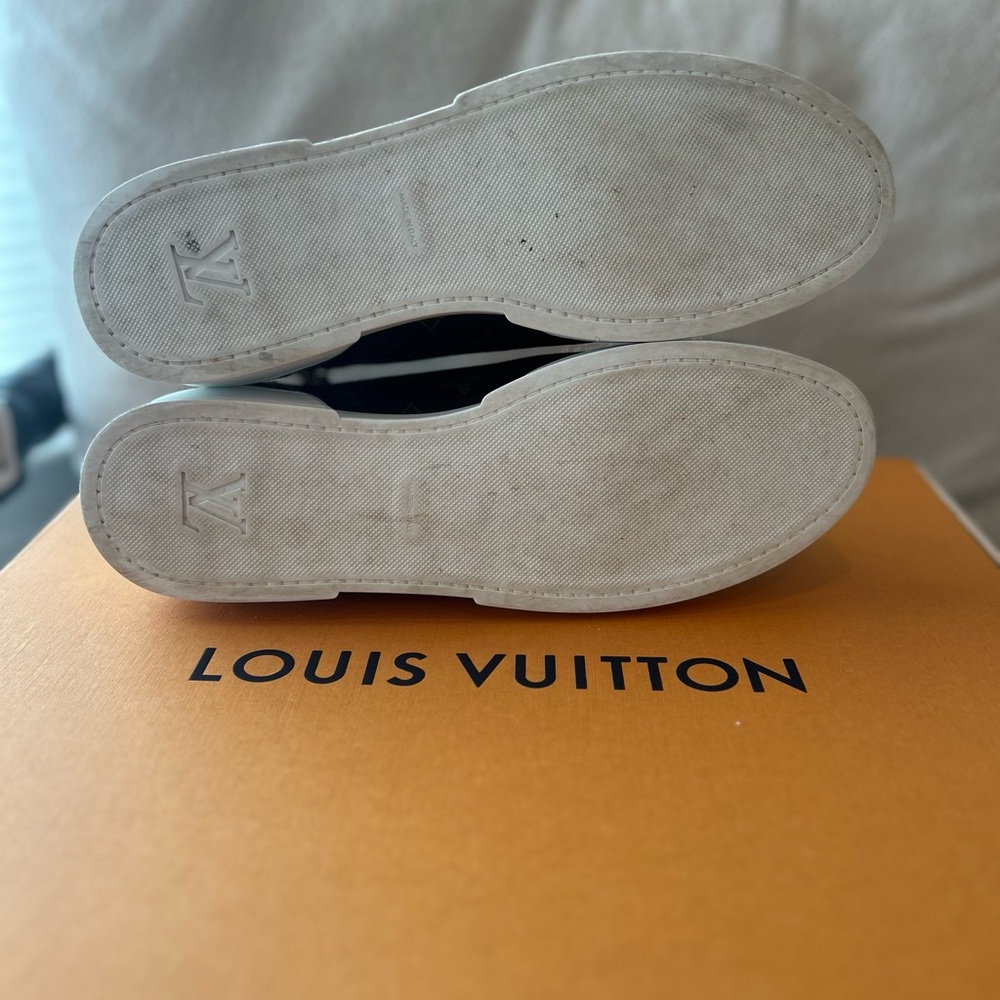 Brown and gold metallic Louis Vuitton high tops with shoe bags and box. Size 40. - Picture 4 of 5